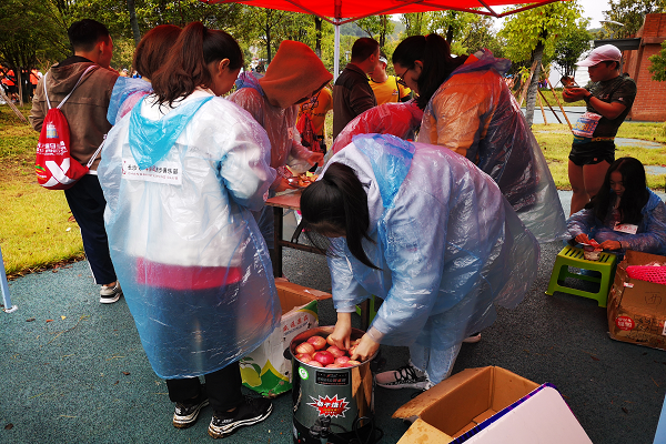 西湖公园站点志愿者合影留念