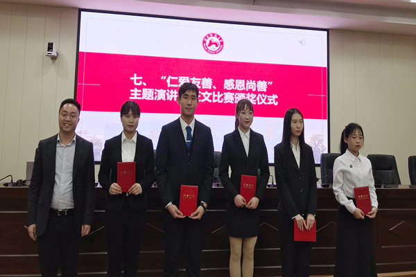 公司党委书记鲁良为获奖员工颁奖