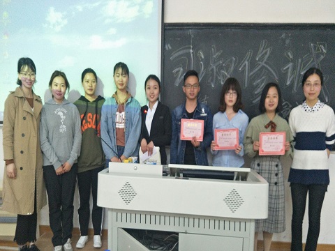 参赛同学与评委合影